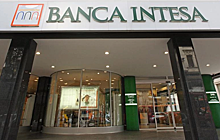 Банк «Интеза» сообщил о введении комиссии за внесение наличных долларов и евро на счета клиентов