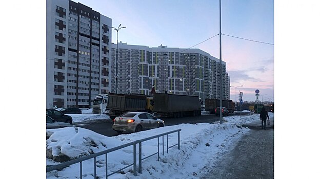 На улице Генерала Глазунова запретят останавливаться фурам