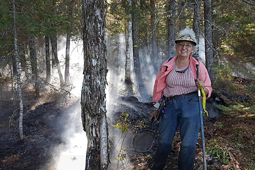 Женщина со сковородкой остановила распространение пожара в лесу