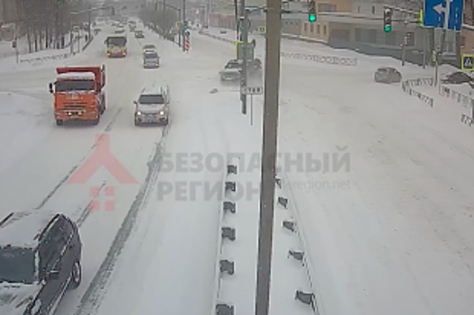 В Ярославле водитель Hummer снес дорожный знак на проспекте Фрунзе: видео