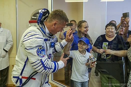Как провожают космонавтов: редкие фото со старта Сергея Прокопьева на Байконуре