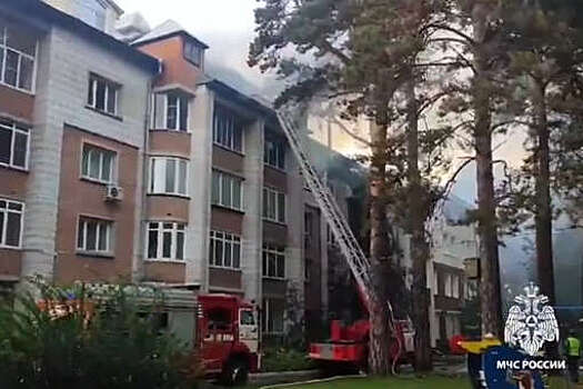 В Бердске горит четырехэтажка на площади 500 квадратных метров