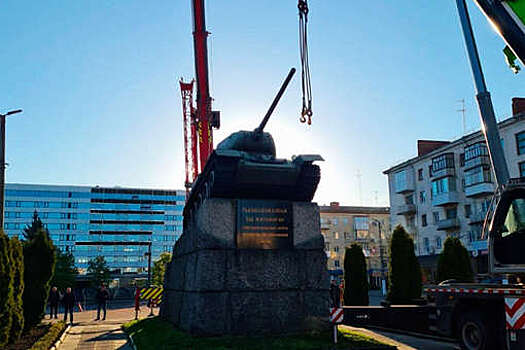 На площади Победы в Житомире демонтировали танк Т-34