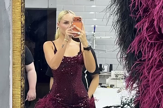 Певица Ханна снялась в мини-платье с перьями