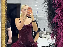 Певица Ханна снялась в мини-платье с перьями