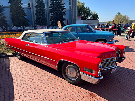 Самарцы смогли увидеть около 60 ретроавтомобилей на набережной