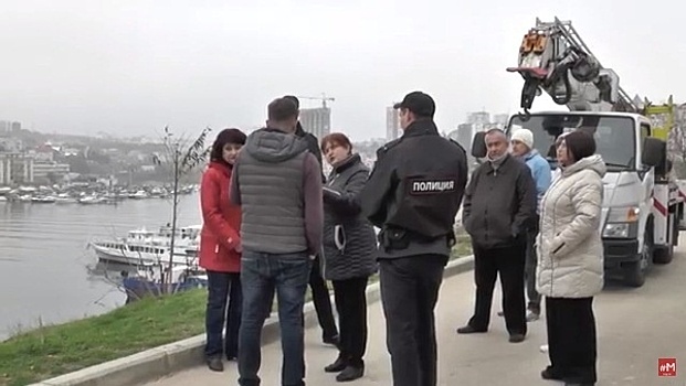 Жители Севастополя живым щитом легли под бульдозер, выступая против незаконной стройки