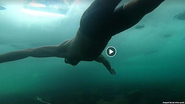 Иркутянин проплыл подо льдом Байкала без гидрокостюма