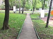 Коммунальщики заменили ограждение пешеходной дорожки во дворе на Тайнинской