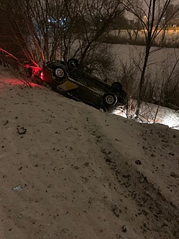 Под Саратовом такси перевернулось на крышу