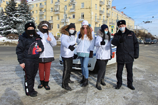 В Брянске автоинспекторы и представители СМИ поздравили водителей с Днём защитника Отечества