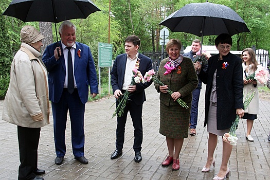 Депутаты во главе с Евгением Матушкиным поздравили  ветеранов войны и труда с 80-ой годовщиной Победы