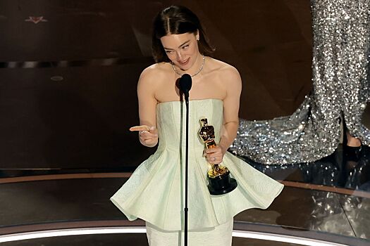 Эмма Стоун получила свой второй «Оскар» за главную роль в фильме «Бедные-несчастные»