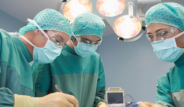 Медики во время операции "забыли" марлю в животе пациентки