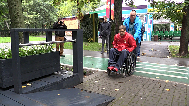 Инвалиды проверили на доступность парки и скверы в Химках
