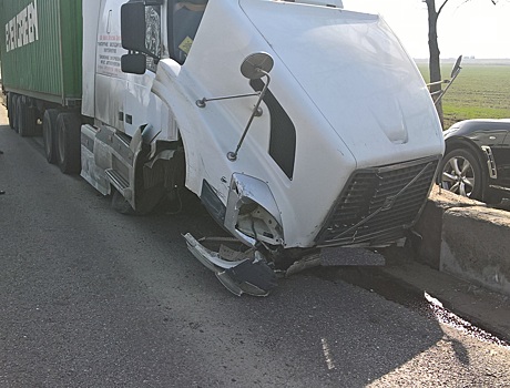 Лихач на грузовом Volvo помял 3 авто на кубанской трассе