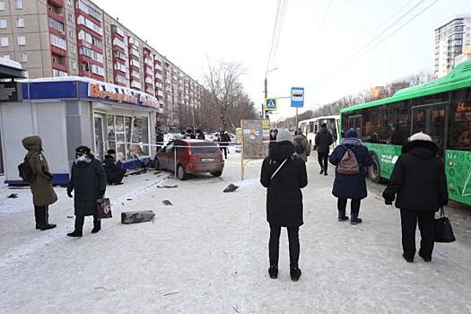 Автомобиль протаранил остановку с людьми в Челябинске