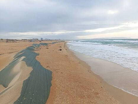 На пляжах Анапы вновь нашли мазут