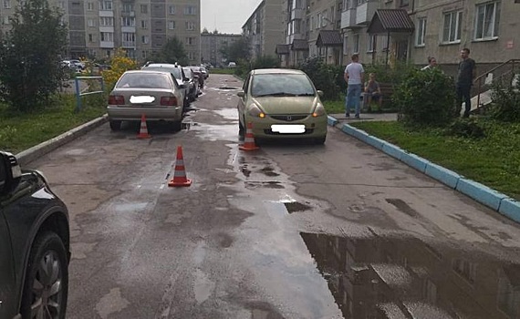 В Новосибирске 3-летняя девочка попала под колеса Honda Fit во дворе дома