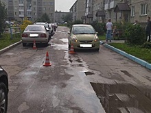 В Новосибирске 3-летняя девочка попала под колеса Honda Fit во дворе дома