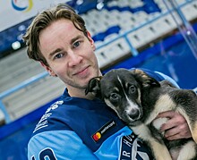 Хоккейная «Сибирь» приняла участие в фотосессии с бездомными щенками