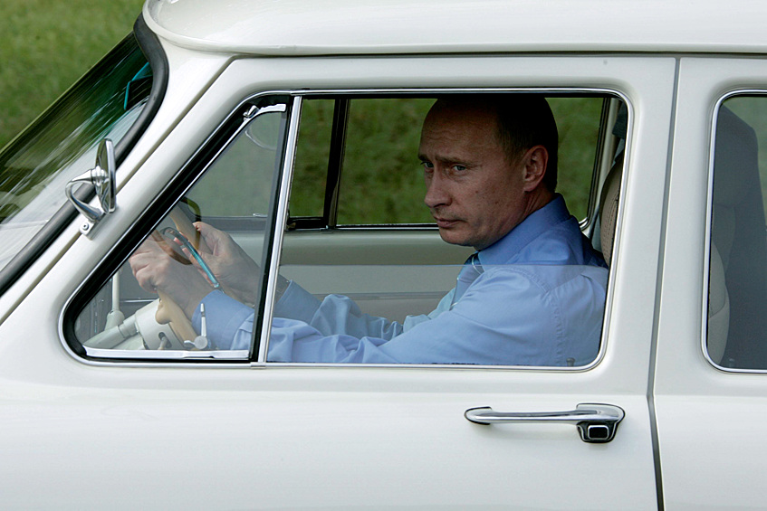 У действующего президента России Владимира Путина – три авто («Волги» -ГАЗ 21 М 1960 и 1965 годов выпуска, Нива 2009 года выпуска) и прицеп СКИФ