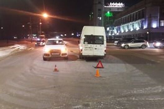Женщина на Audi протаранила маршрутку в Омске