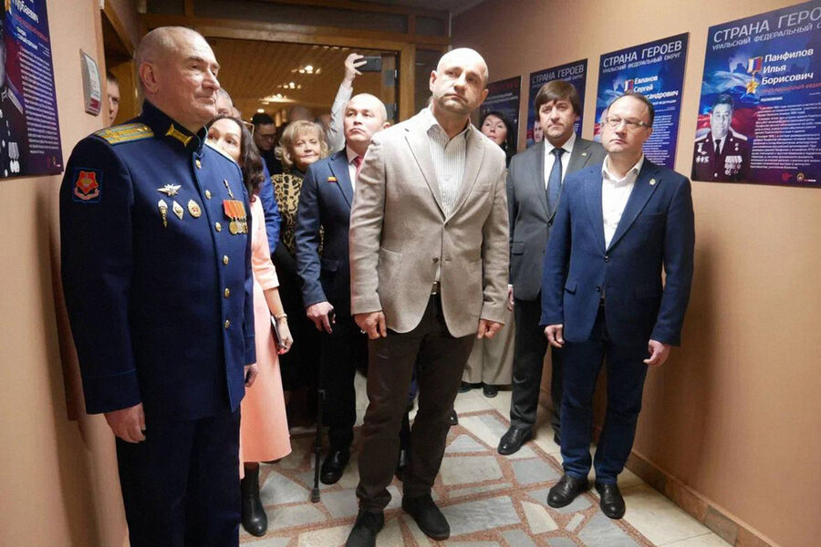 Артем Жога открыл в Уральском институте управления фотовыставку Герои России