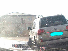 Автомобили застряли в бетоне из-за попытки объехать пробку в Ростове