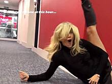 43-летняя экс-участница Pussycat Dolls в мини-юбке оконфузилась на камеру