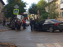В Рязани автомобиль улетел на тротуар и перевернулся