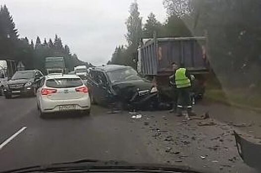 Киевское шоссе в Ленобласти встало после лобового столкновения