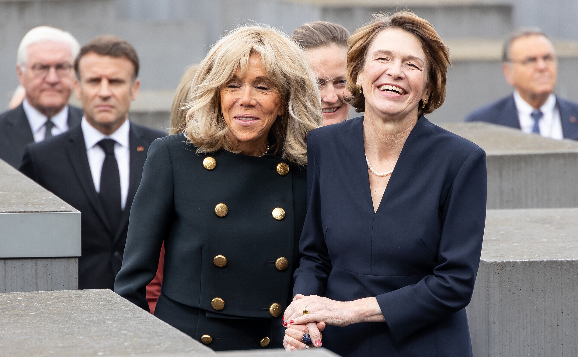 Bild: первые леди ФРГ и Франции рассмеялись на Мемориале жертвам Холокоста в Берлине