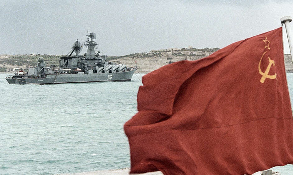 Советский крейсер «Слава» на рейде у берегов Мальты, 1989 год