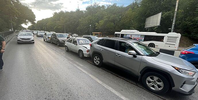 На Стачки в Ростове произошло массовое ДТП