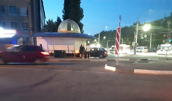 В Воронеже Audi протаранила киоск: женщина и ребенок попали в больницу