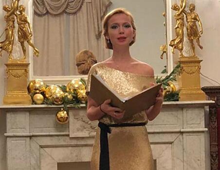 Поклонники оценили образ Елены Захаровой в золотистом макси-платье