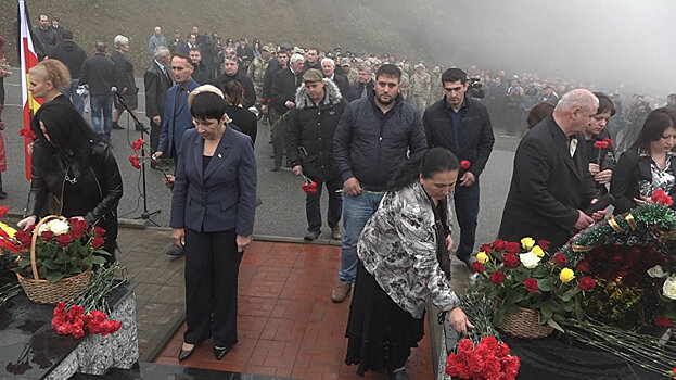Тысяча жителей Южной Осетии принесли цветы к памятнику жертв Зарской трагедии