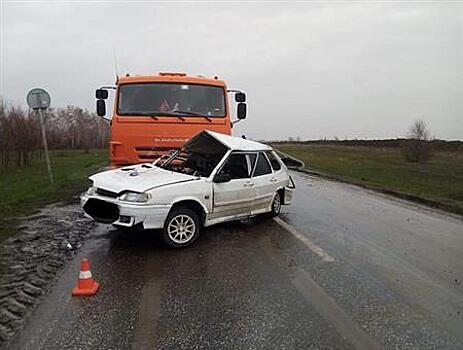 Под Самарой "четырнадцатая" влетела под КамАЗ, два человека госпитализированы