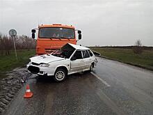 Под Самарой "четырнадцатая" влетела под КамАЗ, два человека госпитализированы