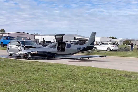 В США самолет протаранил автомобиль