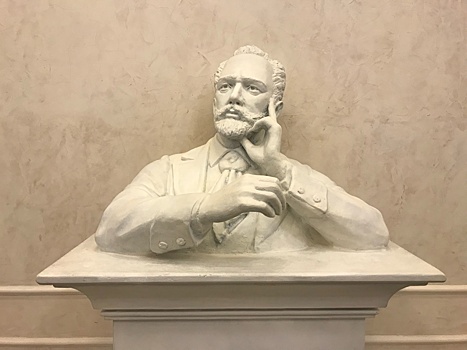 В Воткинске открылась выставка в честь 185-летия со дня рождения Петра Чайковского