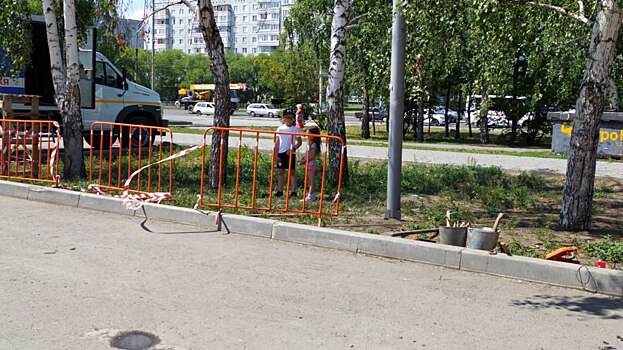 У кинотеатра "Первомайский" ребёнок провалился в лужу метровой глубиной