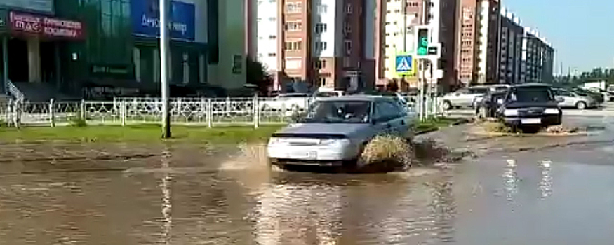 В Бердске из-за коммунальной аварии затопило перекрёсток у ТЦ «Орбита»