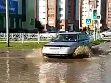 В Бердске из-за коммунальной аварии затопило перекрёсток у ТЦ «Орбита»