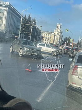 Автомобили столкнулись в центре Кемерова