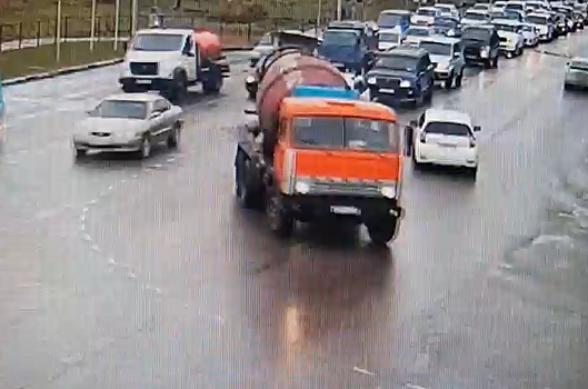 В Благовещенске водитель вылил бетон на дороги в центре города