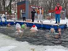 Молодильный эффект. Любители моржевания устроили зимний праздник в Воронцовском парке