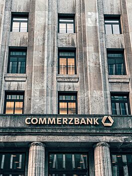 Немецкий Commerzbank сократит капитал российской «дочки»