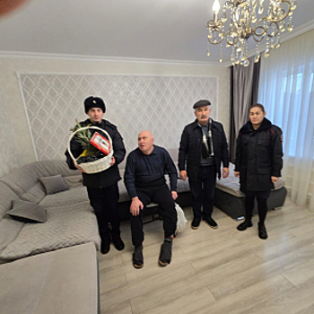 Полицейские и представители Совета ветеранов Ирафского района Северной Осетии поздравили на дому ветеранов ОВД
